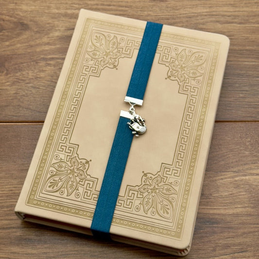 A silver bagpipes charm on a elastic Bookband