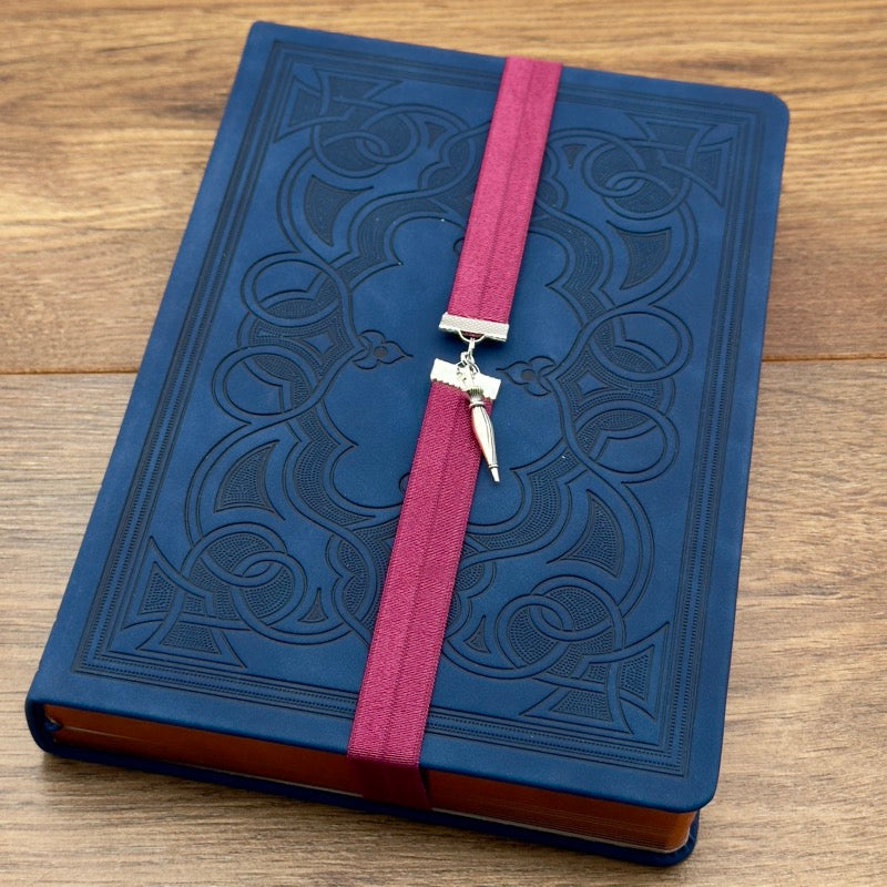 A silver umbrella charm on an elastic Bookband